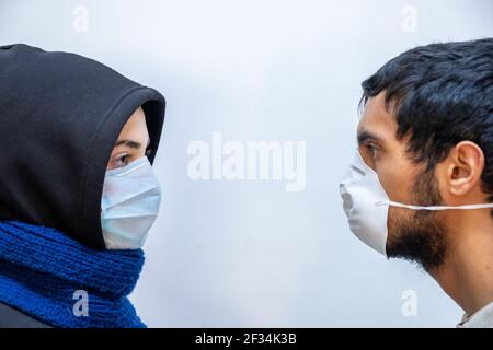 Femme musulmane et homme musulman portant un masque médical Banque D'Images