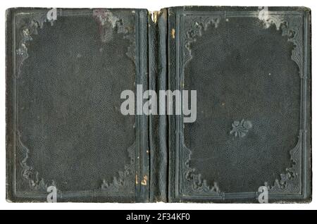 Livre antique ouvert - vers 1880 - couverture de toile brun ancien isolée sur blanc, avec chemin de coupure Banque D'Images