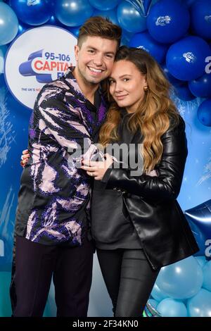 Londres, Royaume-Uni. 15 mars 2021. Sonny Jay et le fiancee Lauren Faith, comme Roman Kemp de Capital Breakfast et Sian Welby surprise Sonny Jay avec une patinoire sur le toit du studio de la capitale à Leicester Square, Londres, après qu'il a gagné Dancing on Ice. Date de la photo: Lundi 15 mars 2021. Le crédit photo devrait se lire: Matt Crossick/Empics/Alamy Live News Banque D'Images