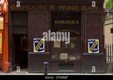 Le plus ancien bar à vin de Gordon, fondé en 1890, est logé dans des chambres souterraines qui offrent l'une des plus importantes expériences londoniennes. Gordon's Wine Bar, Villiers Street, Londres, Royaume-Uni. 29 août 2011 Banque D'Images