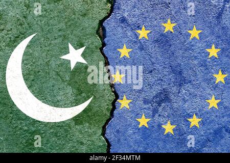 Un recouvrement des drapeaux pakistanais et de l'Union européenne sur un fond de mur abîmé. Pakistan contre le concept de l'UE Banque D'Images