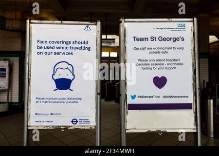 Messages à la station de métro de Tooting Broadway pour garder 2 mètres à l'écart et porter un masque lors des déplacements Banque D'Images