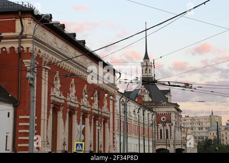 Le terminal ferroviaire de Kazansky (Kazansky vokzal) est l'un des neuf terminaux ferroviaires de Moscou, en Russie. Construction du bâtiment moderne selon t Banque D'Images