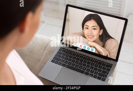 Communication vidéo avec la famille et les amis pendant une nouvelle épidémie normale et covid, appel en ligne depuis la maison Banque D'Images