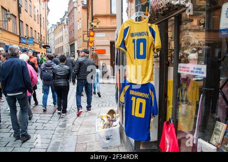 Souvenirs, y compris maillot de l'équipe nationale avec Zlatan Ibrahimovic no 10, dans la vieille ville de Stockholm. Banque D'Images