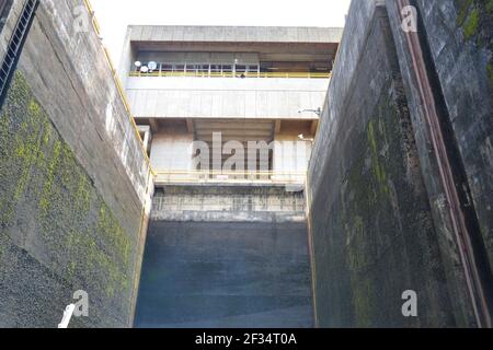 Barrage, navire à l'intérieur du barrage, rivière navigable d'eau douce, voie navigable, vue de l'intérieur du barrage, avec bâtiment de contrôle au-dessus, la porte d'entrée de la rivière, Banque D'Images