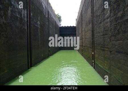 Barrage. Barrage d'eau pour la transposition de navires dans le fleuve au Brésil, Amérique du Sud. Petite écluse de canal, dans les eaux où il y a de grands espaces, afin de permettre le Banque D'Images