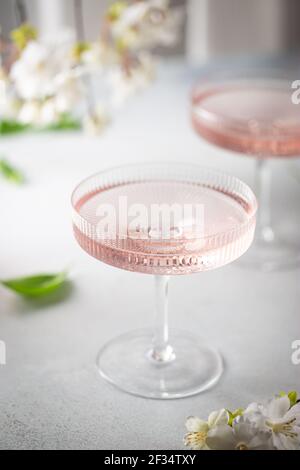 Boisson cosmopolite faite maison à la vodka rose dans des verres en cristal Banque D'Images