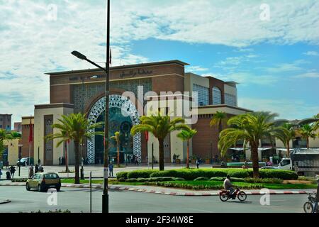 Marrakech, Maroc - 17 novembre 2014 : personnes non identifiées et trafic devant la Gare de Marrakech - gare centrale Banque D'Images
