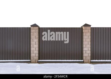 Clôture métallique et neige isolée sur blanc. Banque D'Images