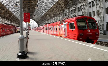 Aeroexpress Red train sur la gare de Kiyevskaya (terminal de chemin de fer de Kiyevsky, Kievskiy vokzal) -- est l'une des neuf principales gares de Mosc Banque D'Images