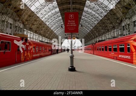 Aeroexpress Red train sur la gare de Kiyevskaya (terminal de chemin de fer de Kiyevsky, Kievskiy vokzal) -- est l'une des neuf principales gares de Mosc Banque D'Images