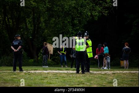 La police observe quelques manifestants qui se rassemblent sur Southampton Common avec l'introduction de mesures pour faire sortir le pays de son isolement Banque D'Images