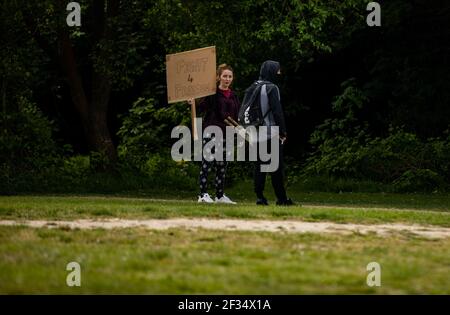 Quelques manifestants se réunissent sur Southampton Common avec l'introduction de mesures pour faire sortir le pays de son isolement Banque D'Images