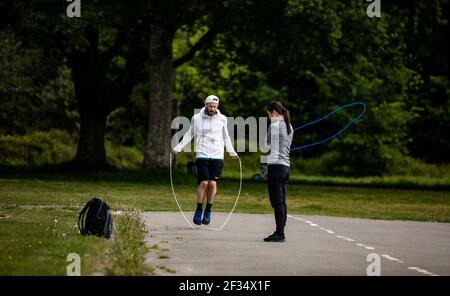 Personnes s'exerçant sur Southampton Common avec l'introduction de mesures pour sortir le pays de l'isolement Banque D'Images