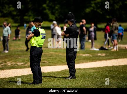 La police observe quelques manifestants qui se rassemblent sur Southampton Common avec l'introduction de mesures pour faire sortir le pays de son isolement Banque D'Images