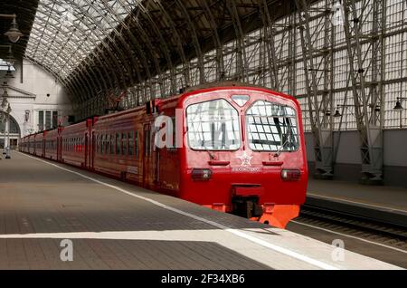 Aeroexpress Red train sur la gare de Kiyevskaya (terminal de chemin de fer de Kiyevsky, Kievskiy vokzal) -- est l'une des neuf principales gares de Mosc Banque D'Images