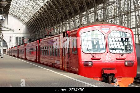 Aeroexpress Red train sur la gare de Kiyevskaya (terminal de chemin de fer de Kiyevsky, Kievskiy vokzal) -- est l'une des neuf principales gares de Mosc Banque D'Images