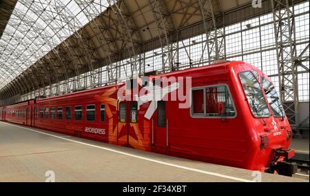 Aeroexpress Red train sur la gare de Kiyevskaya (terminal de chemin de fer de Kiyevsky, Kievskiy vokzal) -- est l'une des neuf principales gares de Mosc Banque D'Images