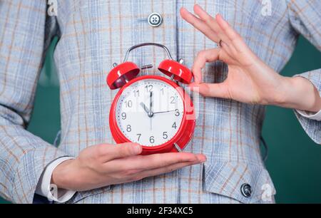 Attributs des enseignants. Réveil entre les mains d'un enseignant ou d'un éducateur en classe. Concept de discipline scolaire. Calendrier et régime. À temps Banque D'Images