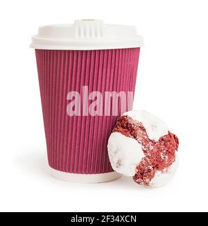 Tasse à café en papier rose à emporter et biscuit au sucre doux sur fond blanc Banque D'Images