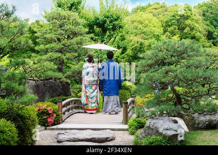 Fukuoka, Japon, mai 30 2019, couple de vêtements japonais traditionnels marchant dans un jardin Banque D'Images