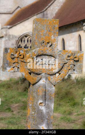 Pierre tombale de paix à l'église Imber, église St Giles partie du village fantôme déserté d'Imber sur la plaine de Salisbury, Wiltshire Royaume-Uni en août Banque D'Images