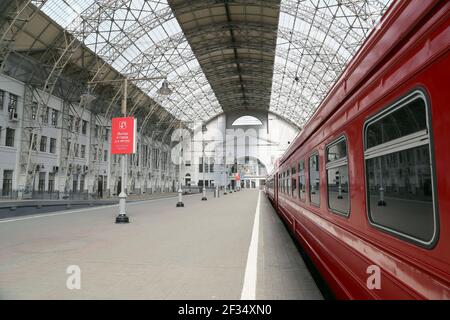 Aeroexpress Red train sur la gare de Kiyevskaya (terminal de chemin de fer de Kiyevsky, Kievskiy vokzal) -- est l'une des neuf principales gares de Mosc Banque D'Images