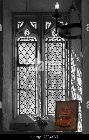 Des fenêtres lumineuses et une photo de l'ancien bus rouge à l'intérieur de l'église St Giles le jour de l'ouverture, événement Imberbus à Imber, Salisbury Plain, Wiltshire, Royaume-Uni en août Banque D'Images