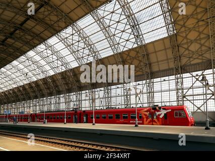 Aeroexpress Red train sur la gare de Kiyevskaya (terminal de chemin de fer de Kiyevsky, Kievskiy vokzal) -- est l'une des neuf principales gares de Mosc Banque D'Images