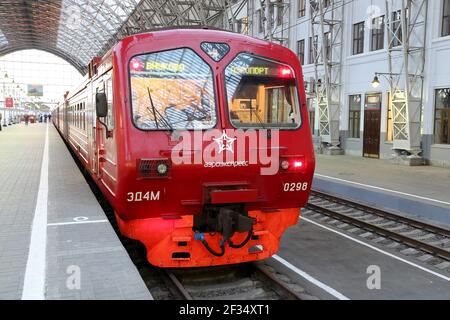 Aeroexpress Red train sur la gare de Kiyevskaya (terminal de chemin de fer de Kiyevsky, Kievskiy vokzal) -- est l'une des neuf principales gares de Mosc Banque D'Images