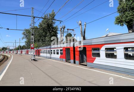 Les trains à la gare de Rizhsky (Rizhsky vokzal, gare de Riga) est l'une des neuf principales gares ferroviaires de Moscou, en Russie. Il a été construit en 1901 Banque D'Images