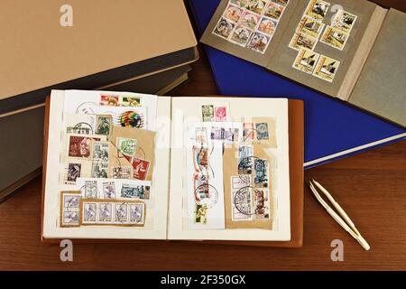 Les timbres-poste sont découpés de l'emballage postal placé dans le livre des timbres Banque D'Images