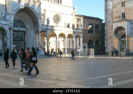 CREMONA, ITALIE - 14 mars 2021 : les foules se rassemblent principalement le soir, il y a très peu de distance sociale à n'importe quelle heure de la journée et beaucoup de gens Banque D'Images