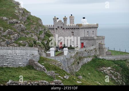 L'ancien phare victorien Great Orme dans le nord du pays de Galles est maintenant un lieu de vacances avec une vue magnifique sur la mer d'Irlande. Banque D'Images