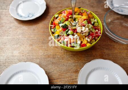 Gros plan sur la salade césar appétissante gastronomique dans un bol. Nourriture saine, vue du dessus Banque D'Images