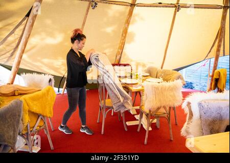 Willingham Cambridgeshire, Royaume-Uni. 15 mars 2021. Polly Clegg prépare la réouverture du pub Porterhouse, les restrictions de Covid 19 étant prévues pour avril. Les propriétaires du pub ont investi dans un nouveau tipi pour permettre à la salle à manger et à boire en plein air confortable que le pub et l'hospitalité est autorisé à rouvrir après verrouillage en Angleterre. Crédit : Julian Eales/Alay Live News Banque D'Images