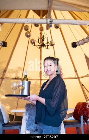 Willingham Cambridgeshire, Royaume-Uni. 15 mars 2021. Polly Clegg prépare la réouverture du pub Porterhouse, les restrictions de Covid 19 étant prévues pour avril. Les propriétaires du pub ont investi dans un nouveau tipi pour permettre à la salle à manger et à boire en plein air confortable que le pub et l'hospitalité est autorisé à rouvrir après verrouillage en Angleterre. Crédit : Julian Eales/Alay Live News Banque D'Images