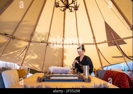 Willingham Cambridgeshire, Royaume-Uni. 15 mars 2021. Polly Clegg prépare la réouverture du pub Porterhouse, les restrictions de Covid 19 étant prévues pour avril. Les propriétaires du pub ont investi dans un nouveau tipi pour permettre à la salle à manger et à boire en plein air confortable que le pub et l'hospitalité est autorisé à rouvrir après verrouillage en Angleterre. Crédit : Julian Eales/Alay Live News Banque D'Images