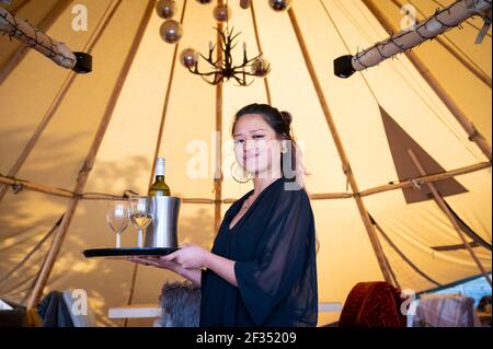 Willingham Cambridgeshire, Royaume-Uni. 15 mars 2021. Polly Clegg prépare la réouverture du pub Porterhouse, les restrictions de Covid 19 étant prévues pour avril. Les propriétaires du pub ont investi dans un nouveau tipi pour permettre à la salle à manger et à boire en plein air confortable que le pub et l'hospitalité est autorisé à rouvrir après verrouillage en Angleterre. Crédit : Julian Eales/Alay Live News Banque D'Images