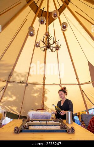 Willingham Cambridgeshire, Royaume-Uni. 15 mars 2021. Polly Clegg prépare la réouverture du pub Porterhouse, les restrictions de Covid 19 étant prévues pour avril. Les propriétaires du pub ont investi dans un nouveau tipi pour permettre à la salle à manger et à boire en plein air confortable que le pub et l'hospitalité est autorisé à rouvrir après verrouillage en Angleterre. Crédit : Julian Eales/Alay Live News Banque D'Images