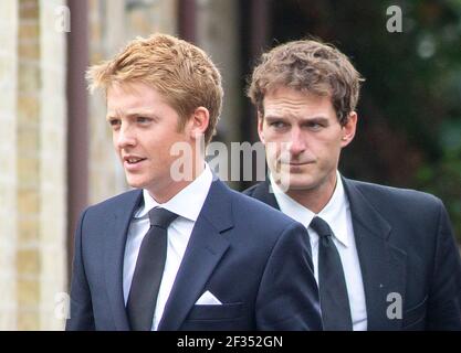 Photo du dossier montre : Duke Westminster (7e) Hugh Grosvenor, et Dan Snow et la femme Lady Edwina Snow Photo de Gavin Rodgers/ Pixel8000 Banque D'Images