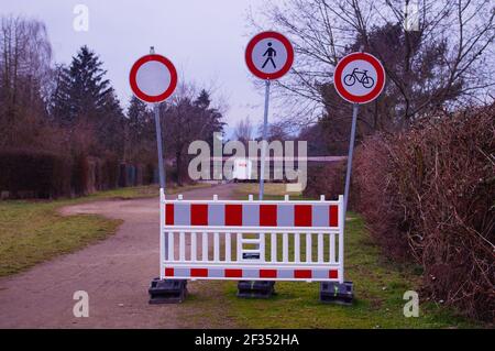 FRANCFORT, ALLEMAGNE - 10 mars 2021 : ce chemin est fermé à tout ce qui bouge. Quelqu'un a mis la barrière par le chemin. C'est un chemin important pour le chien Banque D'Images