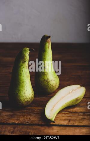 STILL Life avec deux Pears de conférence entiers et un moitié. Banque D'Images
