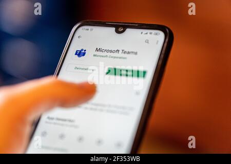BERLIN, ALLEMAGNE - 13 mars 2021 : l'application Microsoft Teams est ouverte dans la boutique de jeux sur un smartphone. L'application mobile est souvent utilisée pour le travail à distance ou h Banque D'Images