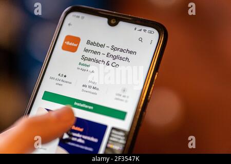 BERLIN, ALLEMAGNE - 13 mars 2021 : l'application d'apprentissage de la langue Babbel est ouverte dans la boutique de jeux sur un smartphone. L'application mobile d'une start-up allemande est Banque D'Images