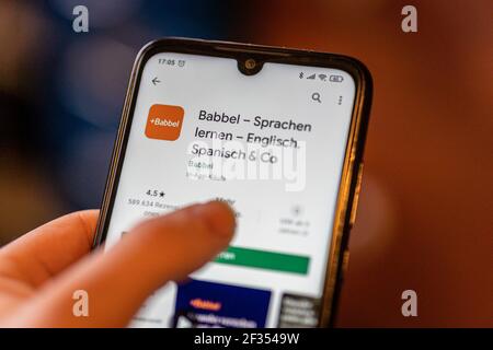 BERLIN, ALLEMAGNE - 13 mars 2021 : l'application d'apprentissage de la langue Babbel est ouverte dans la boutique de jeux sur un smartphone. L'application mobile d'une start-up allemande est Banque D'Images