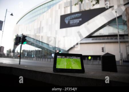 Vue générale du jeu sur l'application SKY Go sur l'iPad à l'extérieur du sol pendant le match de la Premier League à la suite de l'épidémie de coronavirus. Banque D'Images