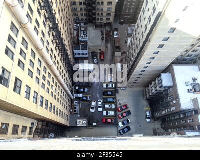 Vue étourdissante depuis le toit d'un immeuble d'appartements de grande hauteur jusqu'à la cour comme une allée. Banque D'Images