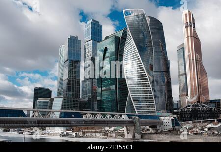 MOSCOU, RUSSIE - 20 février 2020 : ville de Moscou. Vue sur les gratte-ciels du centre d'affaires international de Moscou. Vue sur la rivière Moskva Banque D'Images